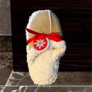 NWT Bath & Body Works Limited Edition Shearling Slippers Women’s Size 7/8 - HTF